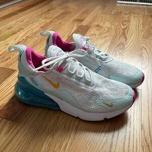 Womens Nike 270 shoes 👟